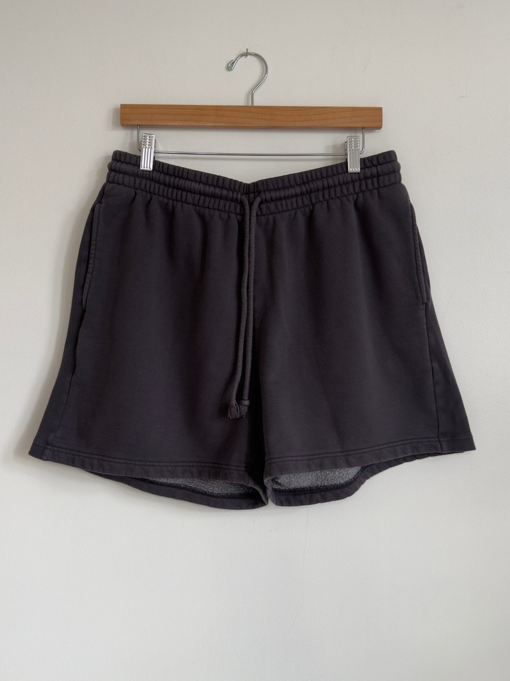 Aritzia Tna Cozy Sweatfleece Boyfriend Hi Mid-Thigh Short Dark Grey Large